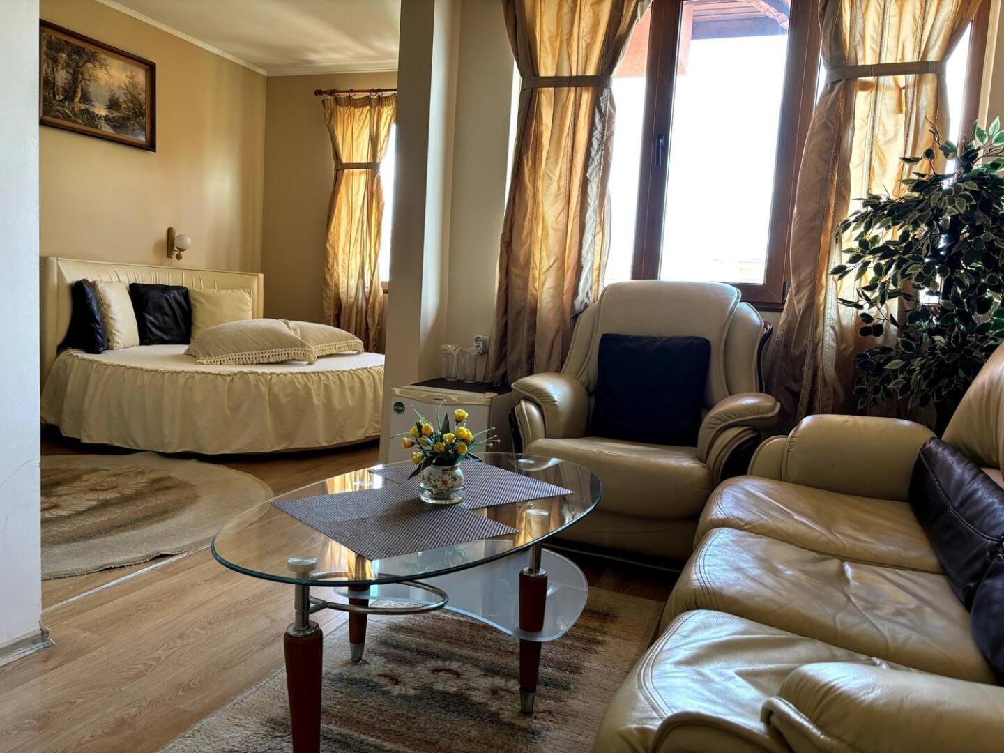 Hotel Rai トリャブナ エクステリア 写真