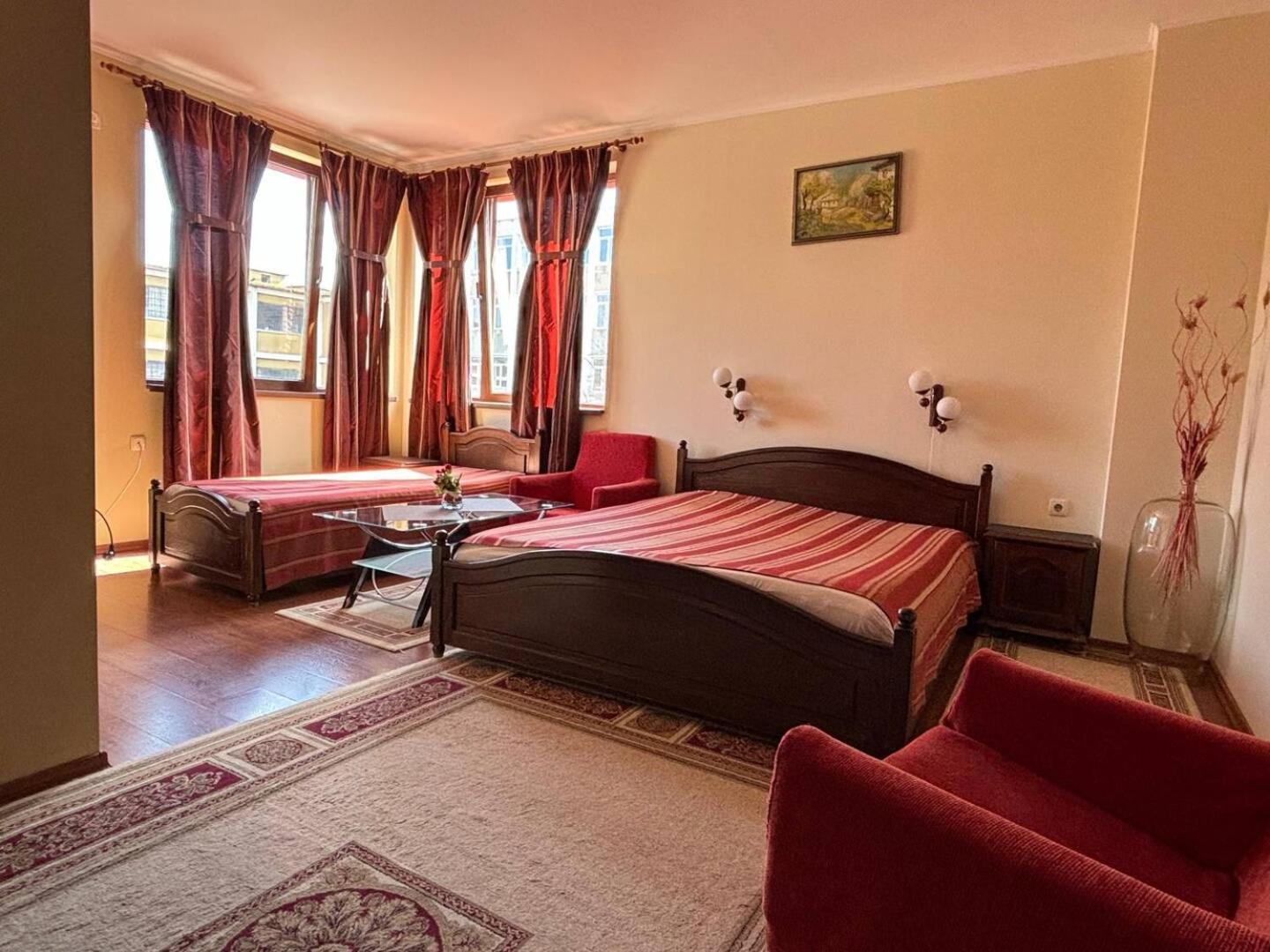 Hotel Rai トリャブナ エクステリア 写真